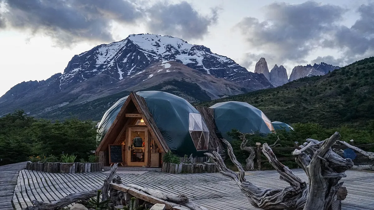 Visualiza una experiencia única en la que los majestuosos Andes patagónicos, se convierten en el escenario perfecto para disfrutar de un ambiente de lujo.